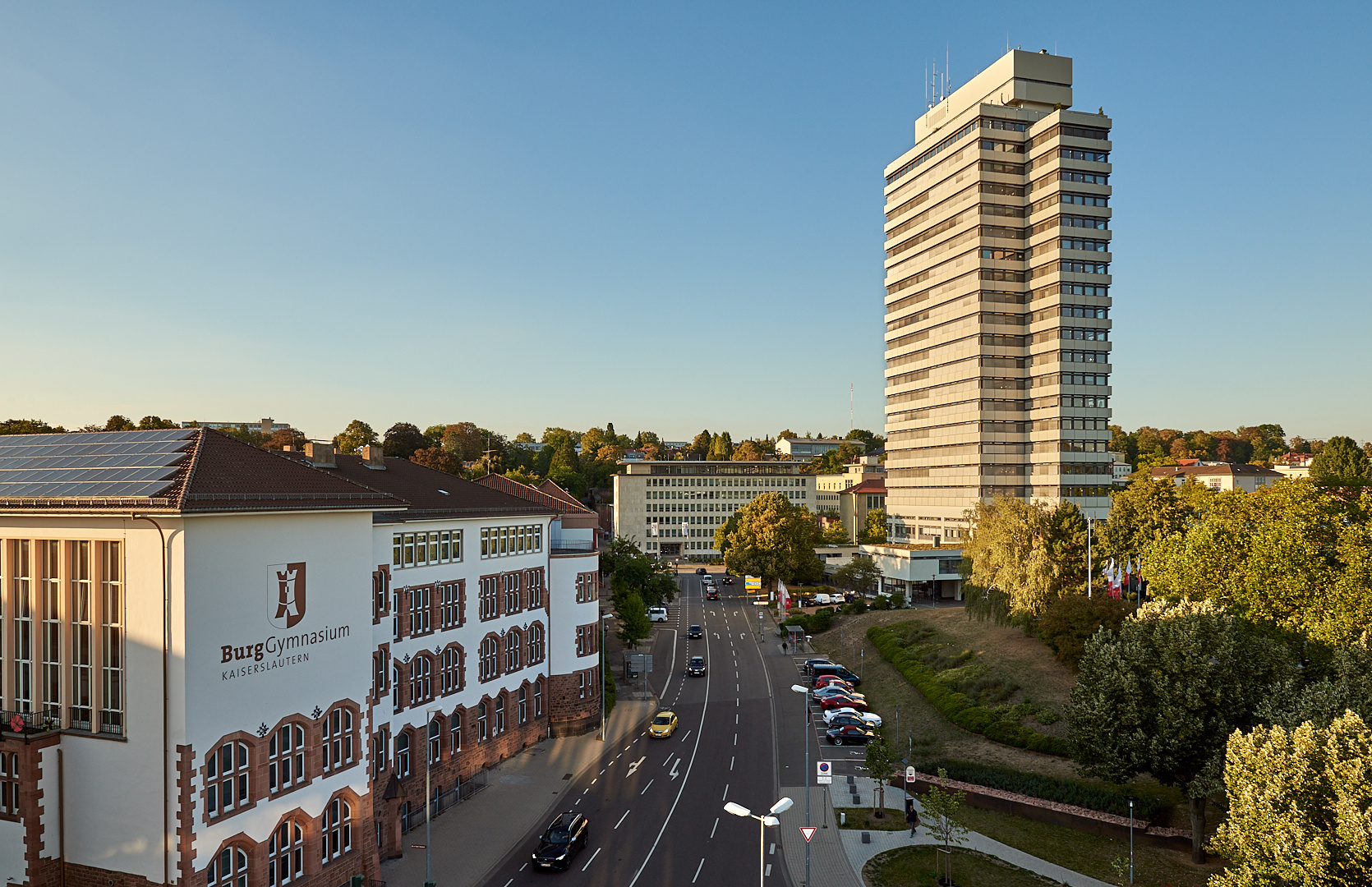 Rathaus von Kaiserslautern in der Abendsonne, es besitzt 25 oberirdische Stockwerke