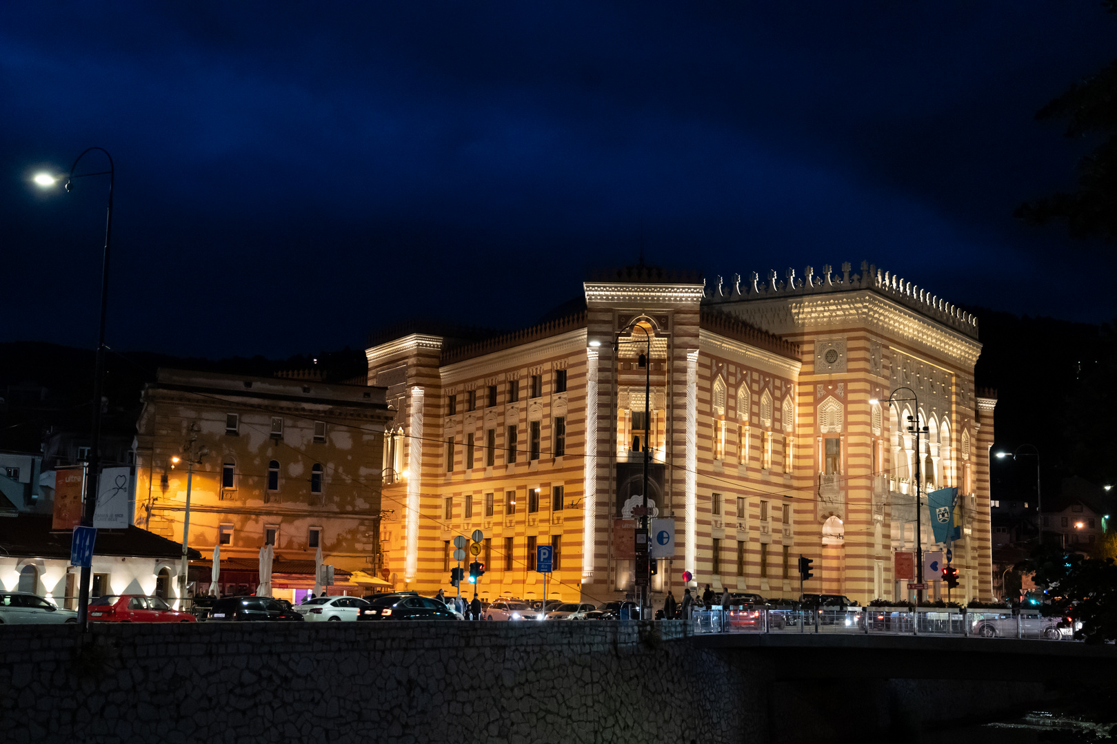 Rathaus von Sarajewo bei Nacht (1 von 1)
