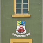 Rathaus von Swakopmund mit Wappen (Ausschnitt)