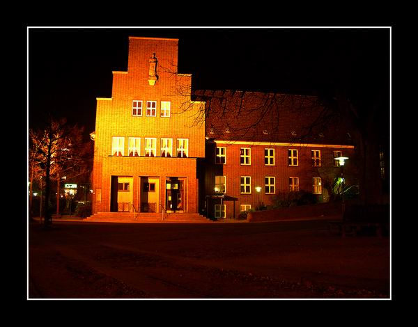 Rathaus Wedel bei Nacht