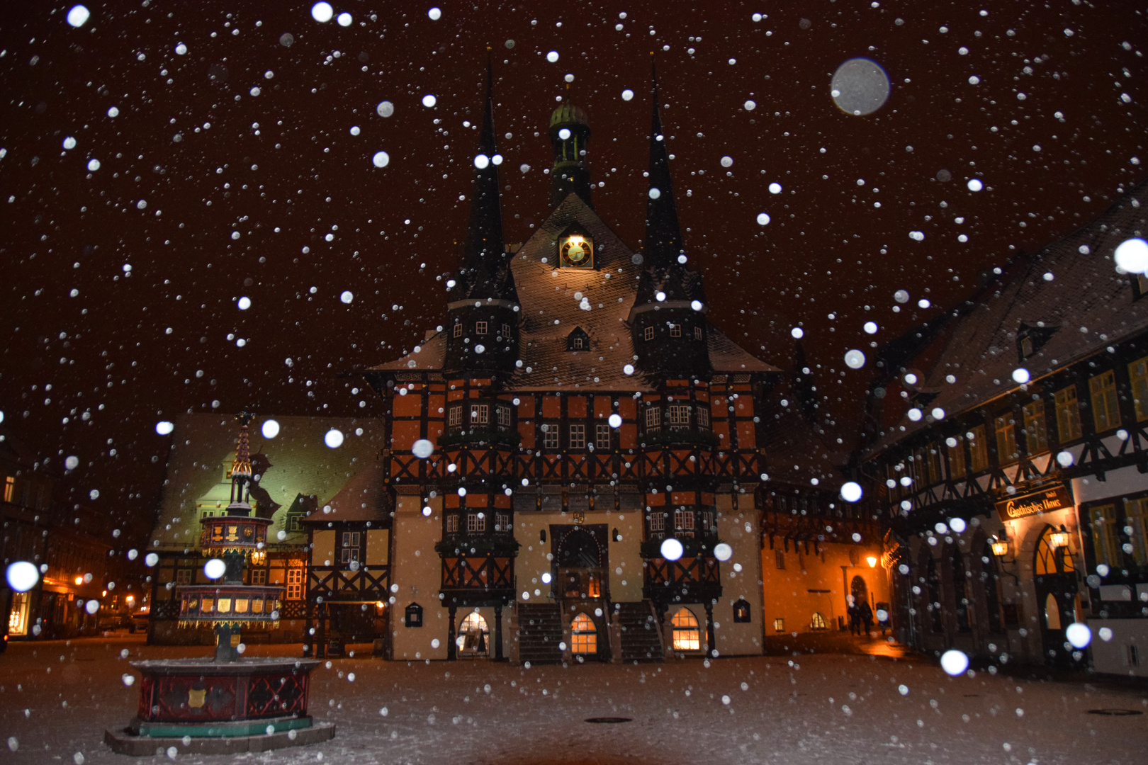 Rathaus Wernigerode im Flockentanz