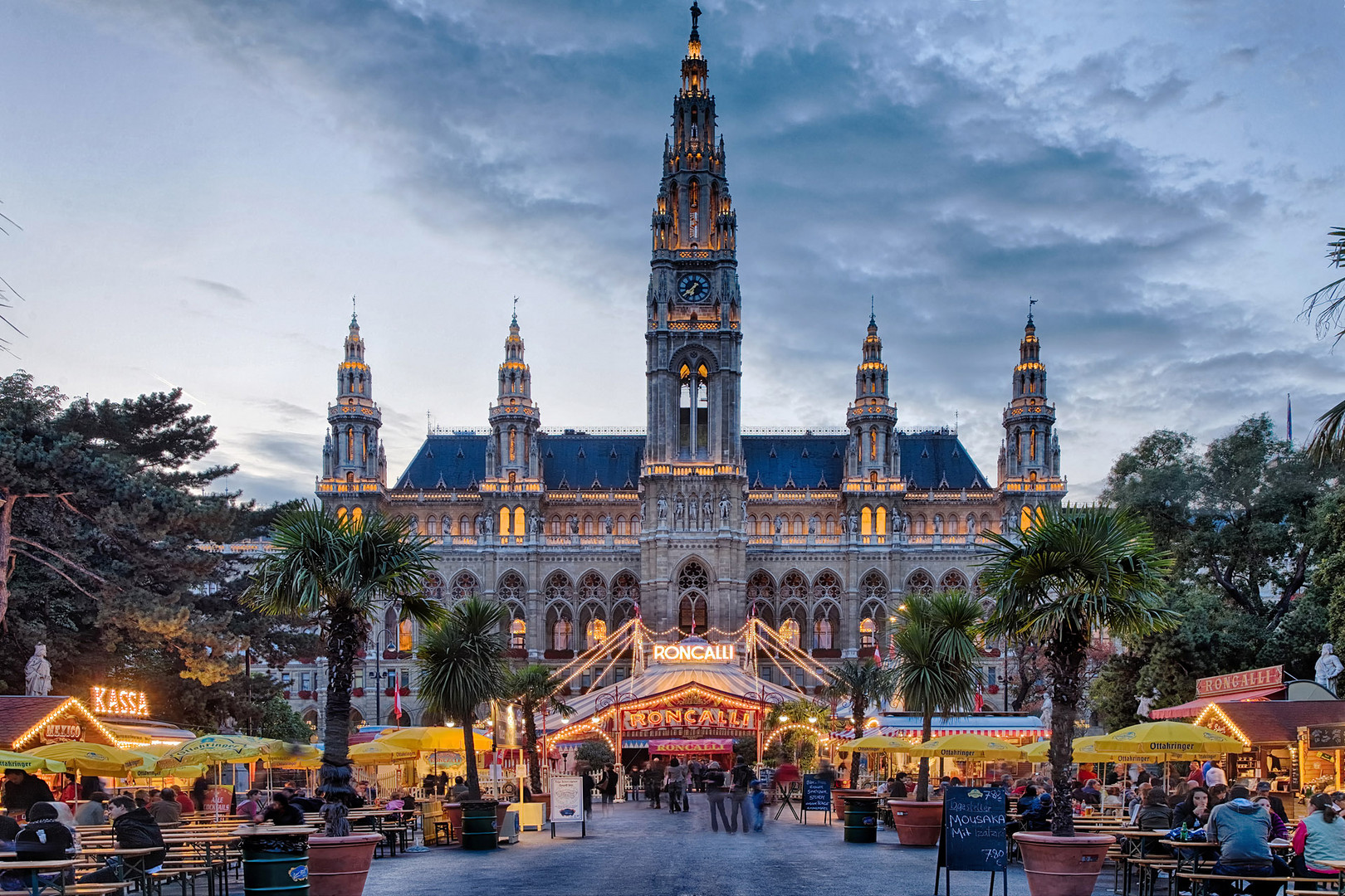 Rathaus Wien beleuchtet mit Zirkus Roncalli