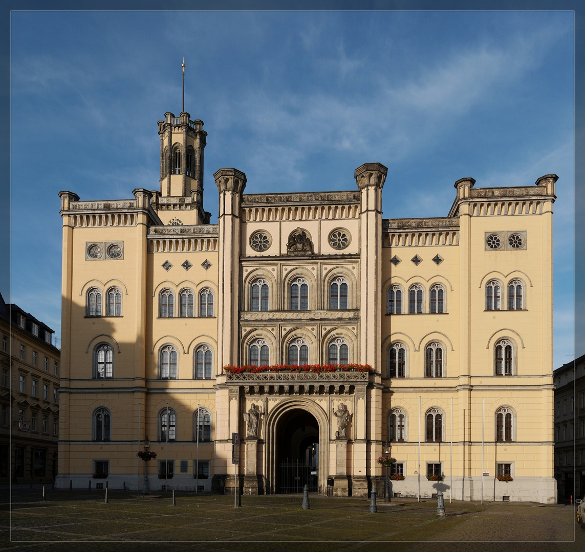 Rathaus Zittau in der Abendsonne vom Marktplatz aus Richtung Filmpalast