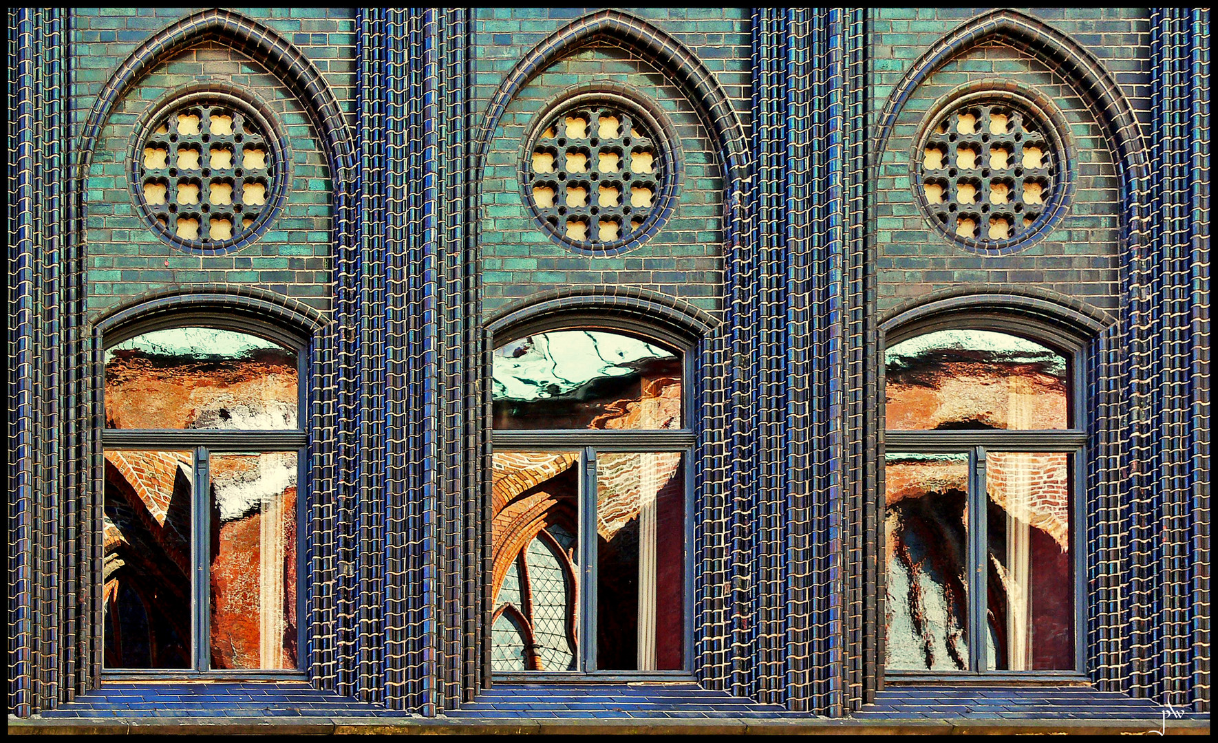 Rathausfenster spiegeln Teile von St. Marien zu Lübeck