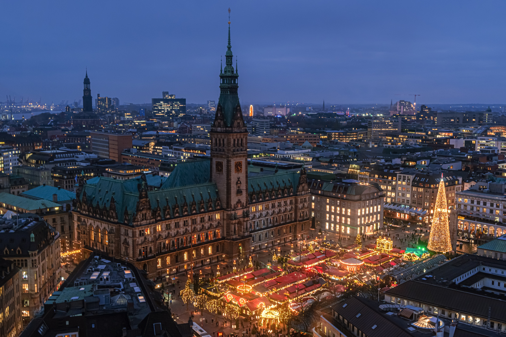 Rathausmarkt von der ST Petri Kirche aus