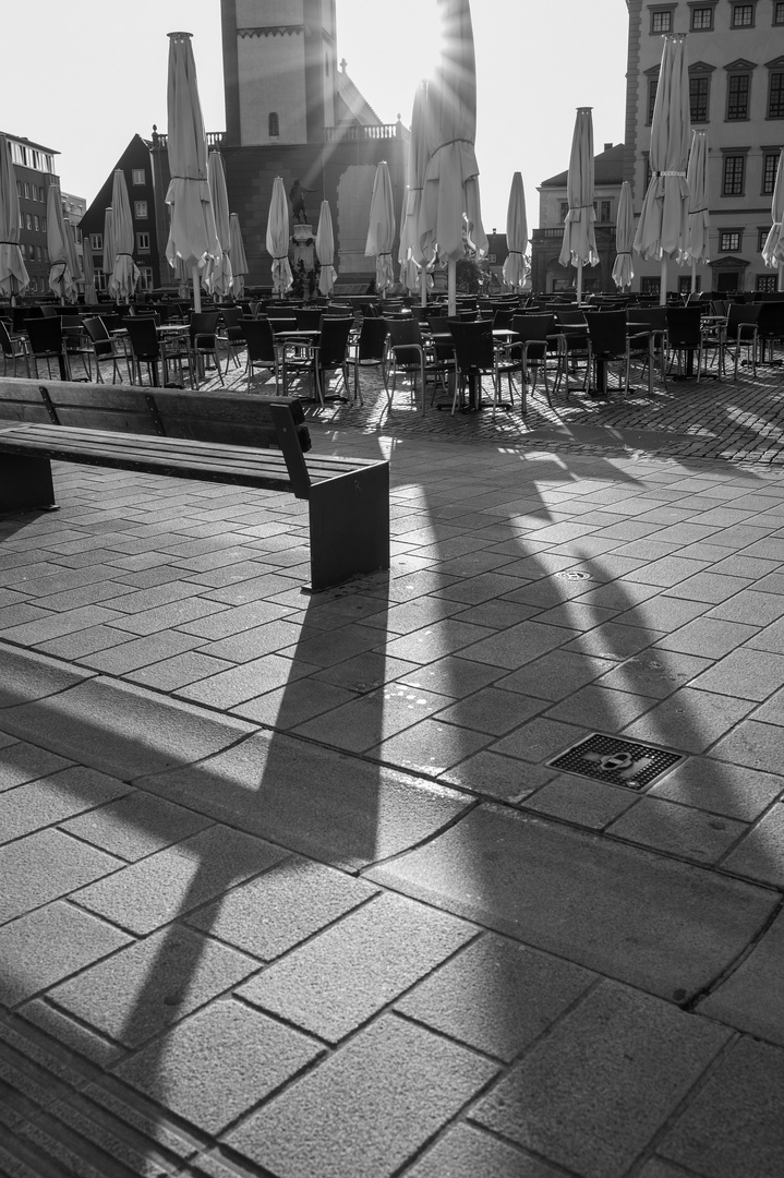 Rathausplatz Augsburg Morgenschatten