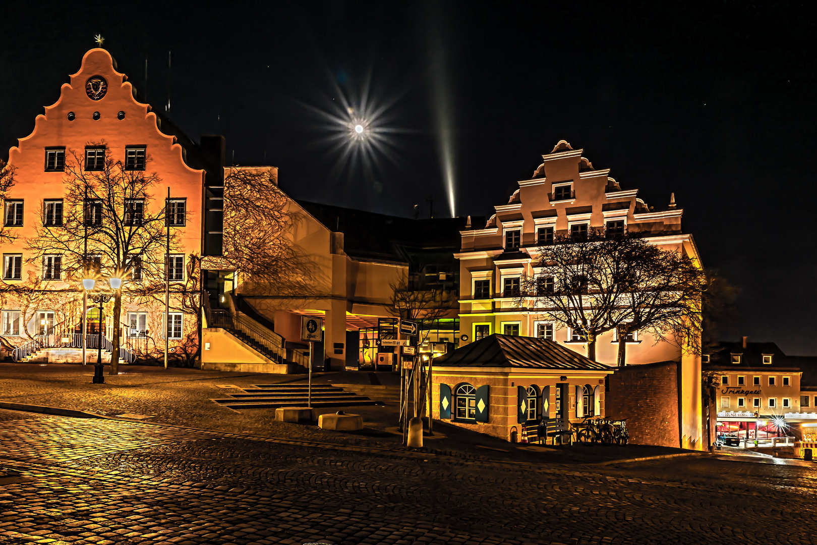 Rathausplatz bei Vollmond