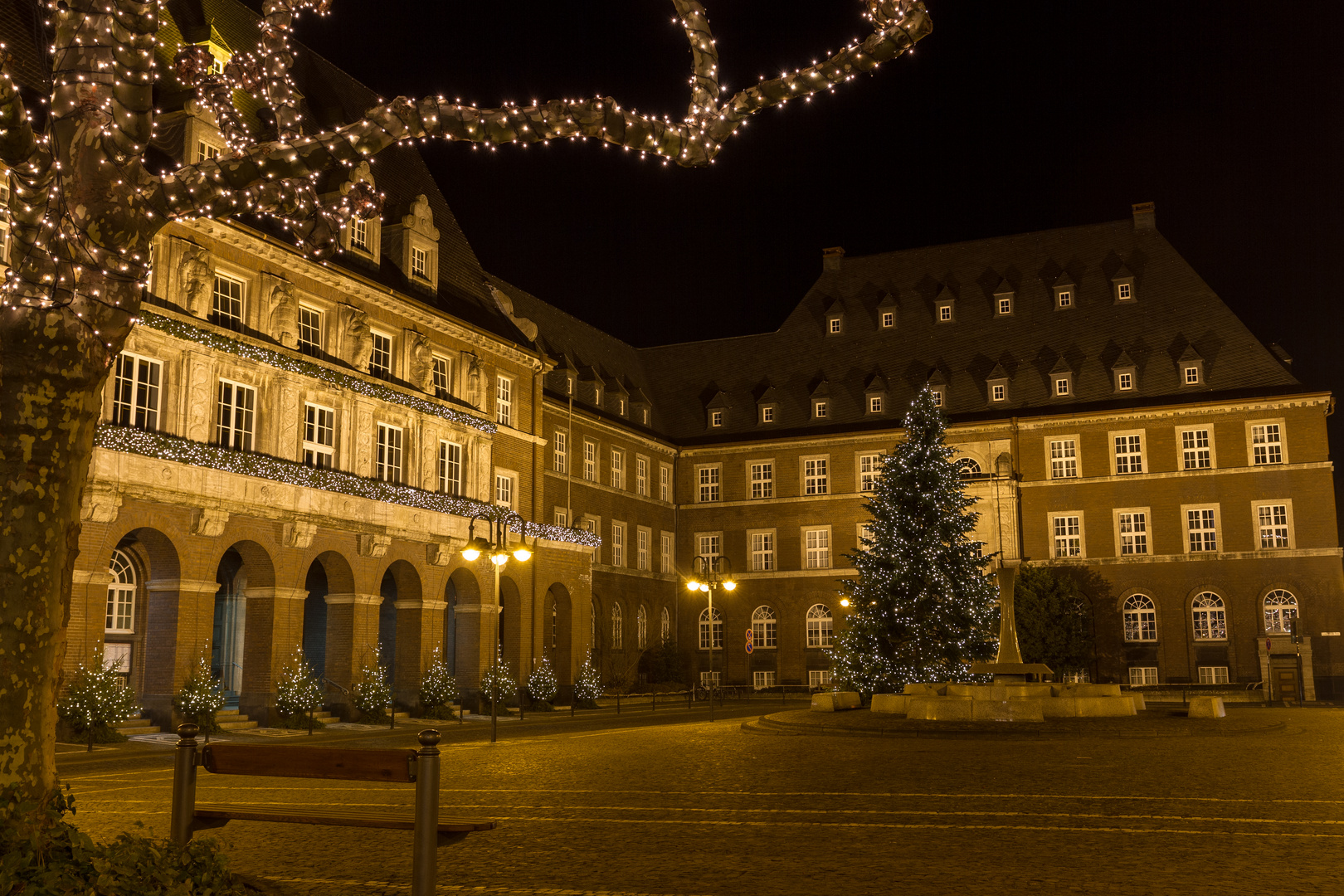 Rathausplatz illuminiert