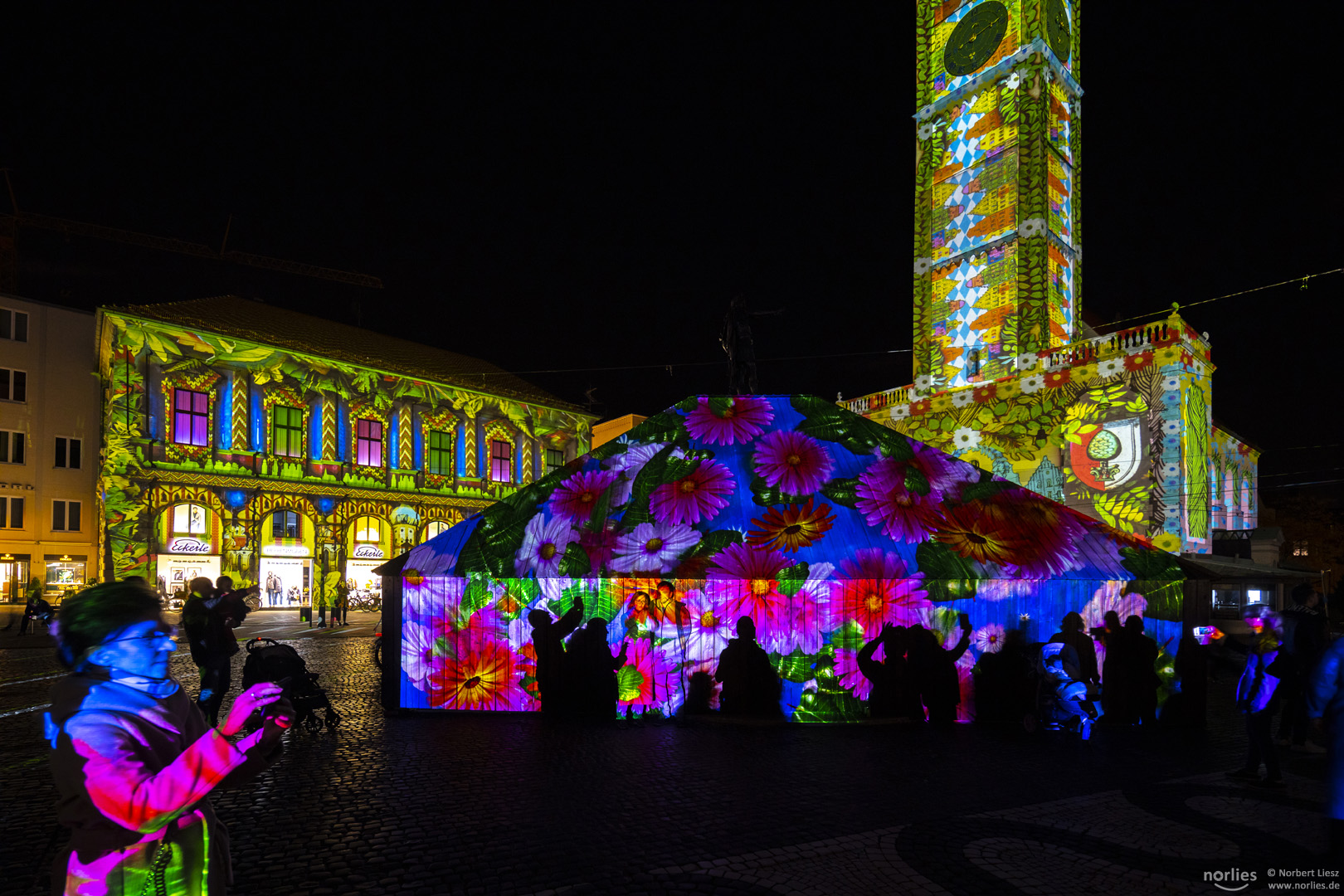 Rathausplatz im bunten Licht