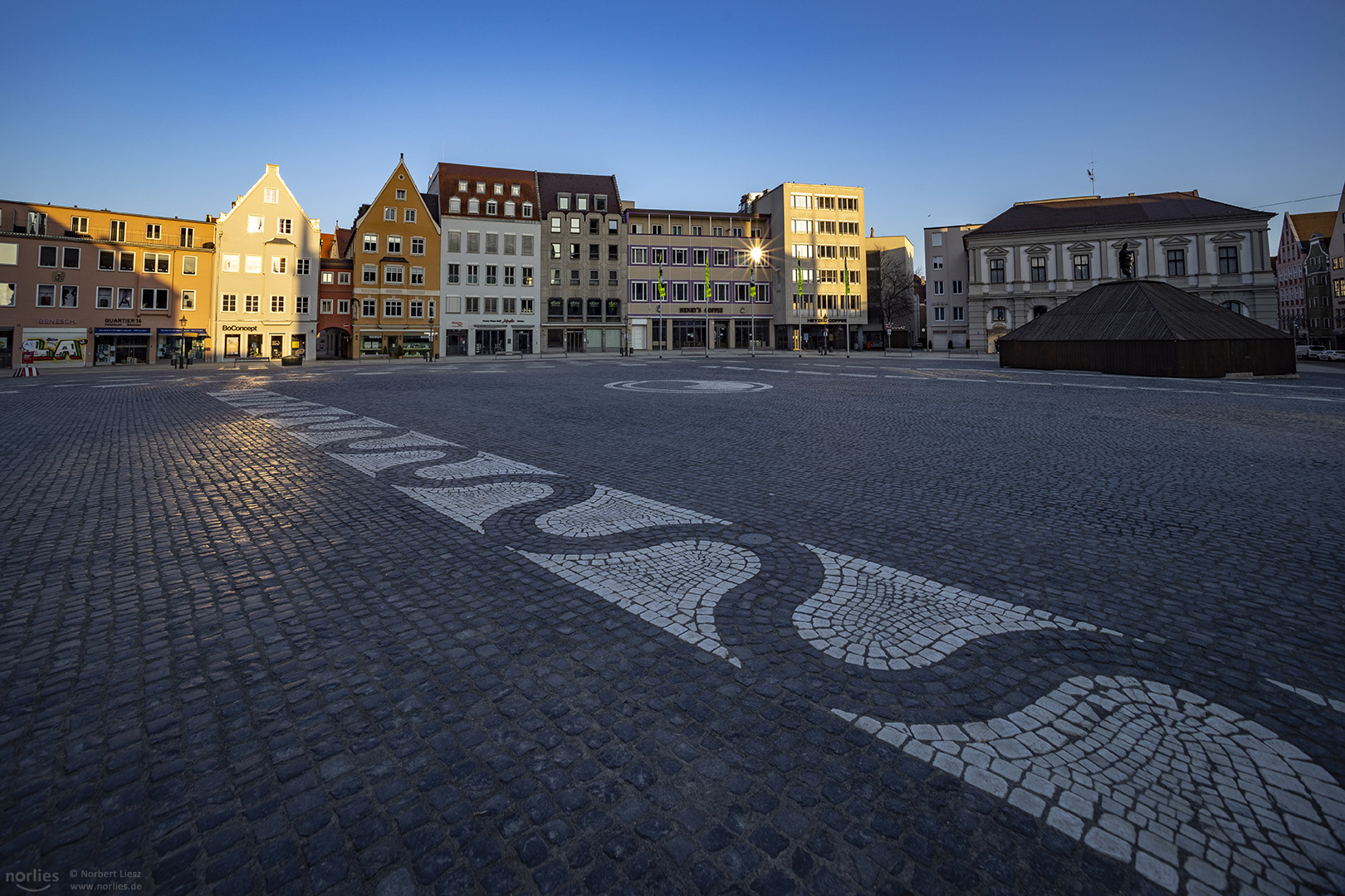 Rathausplatz im Morgenlicht