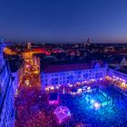 Rathausplatz in Blau