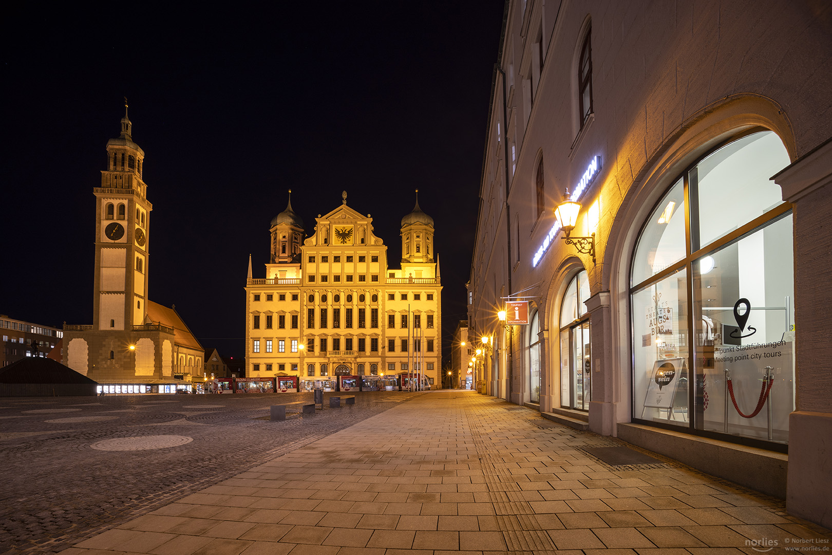 Rathausplatz in der Nacht