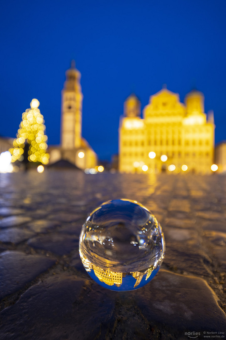 Rathausplatz mit Glaskugel