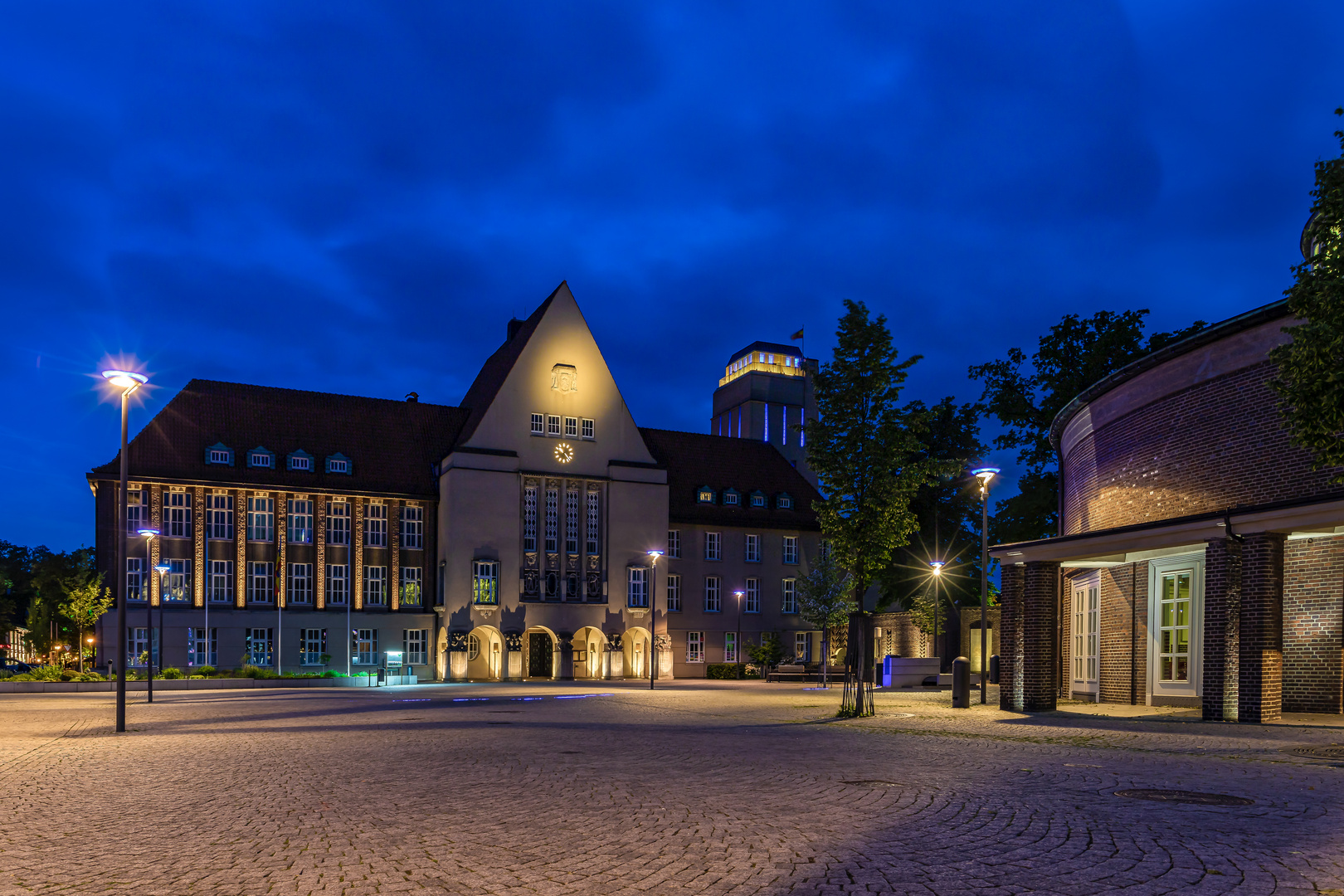 Rathausplatz mit Markthalle