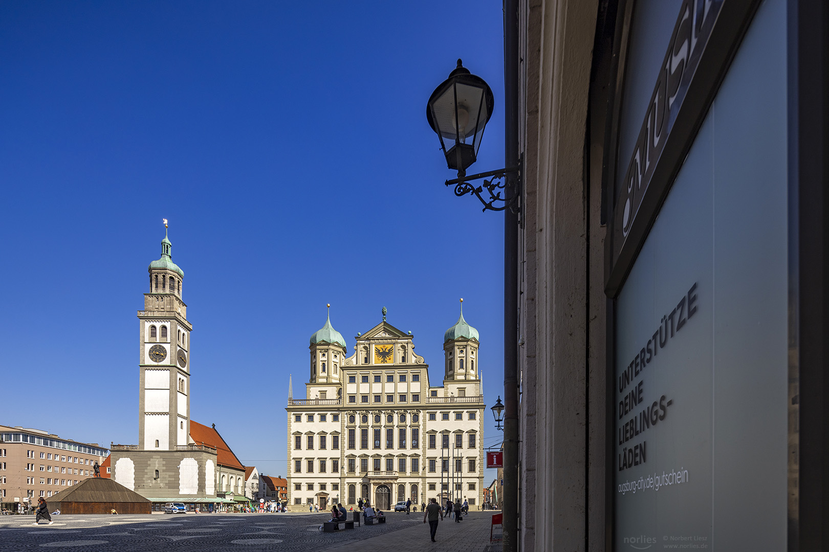 Rathausplatz mit Straßenlicht