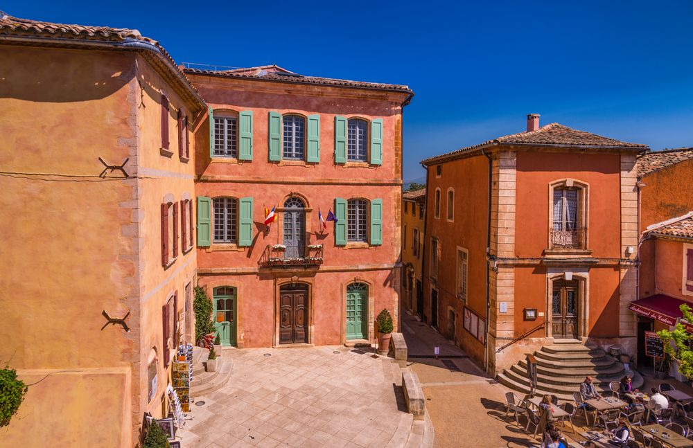 Rathausplatz, Roussillon, Vaucluse, Provence, Frankreich