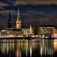 Rathausspiegel in der Alster am Weinachtsmarkt