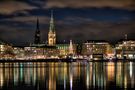 Rathausspiegel in der Alster am Weinachtsmarkt by T. Lyß