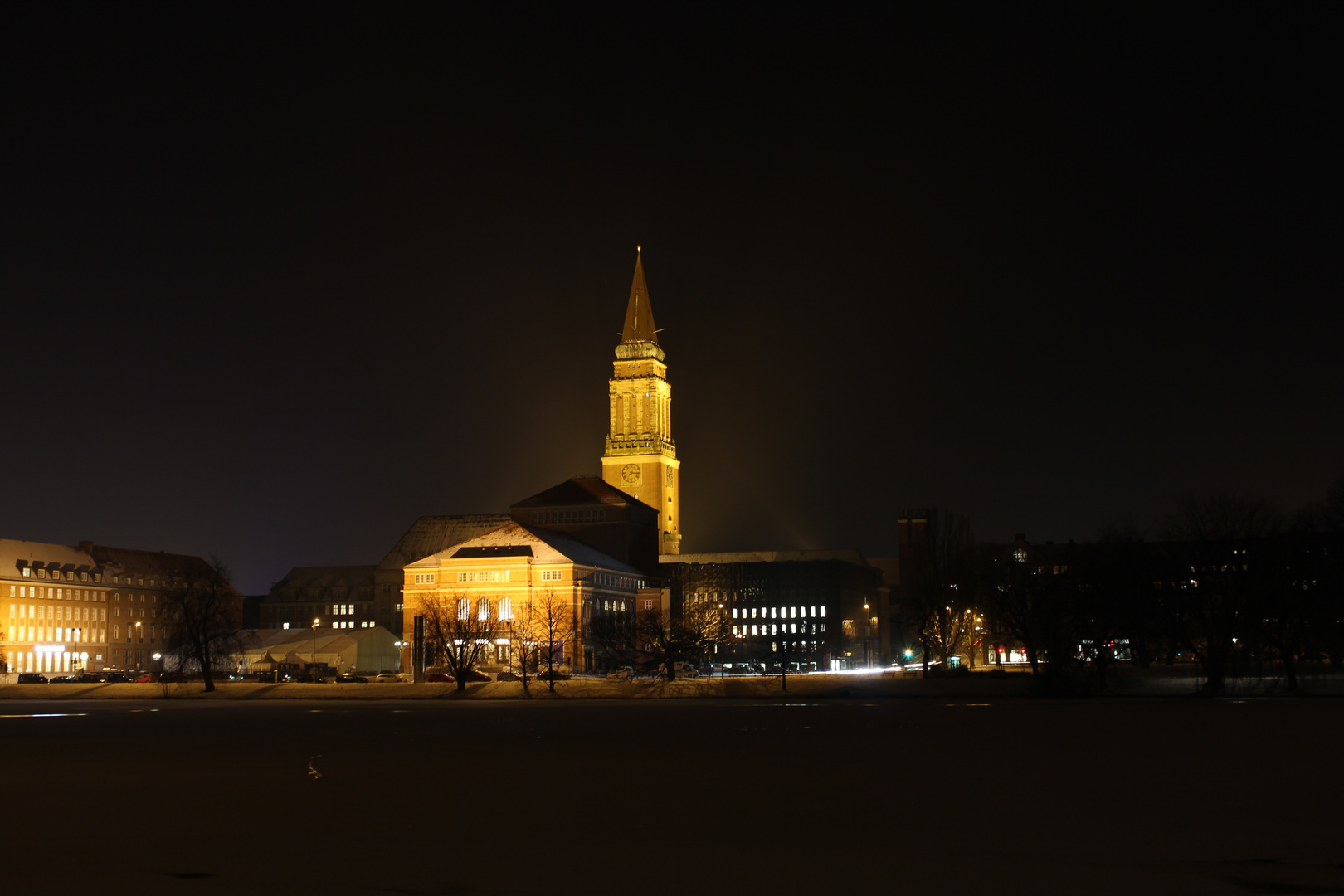 Rathausturm bei nacht