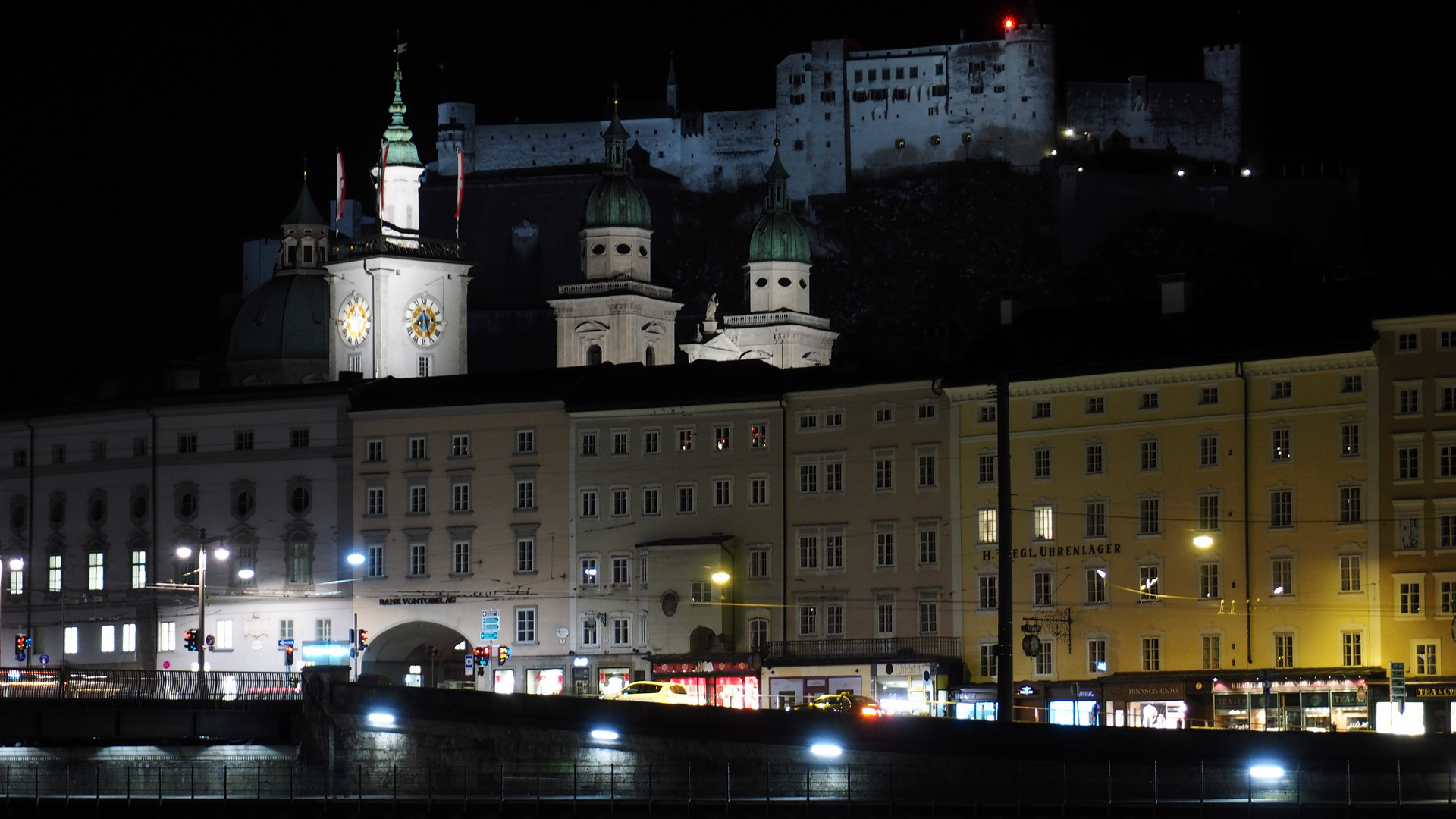 Rathausturm mit Festung im Hintergrund