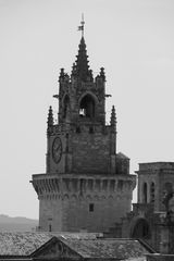 Rathausturm Nähe Palais des Papes (Papstpalast) in Avignon (Provence)