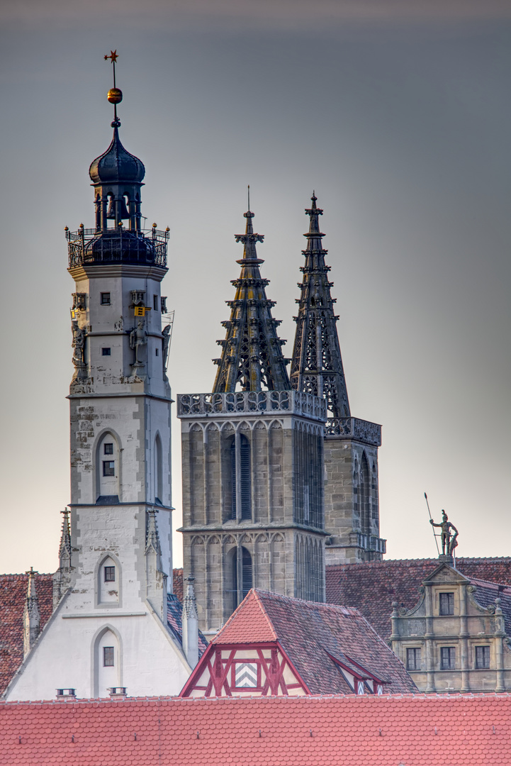 Rathausturm und Türme der Sankt-Jakobs-Kirche