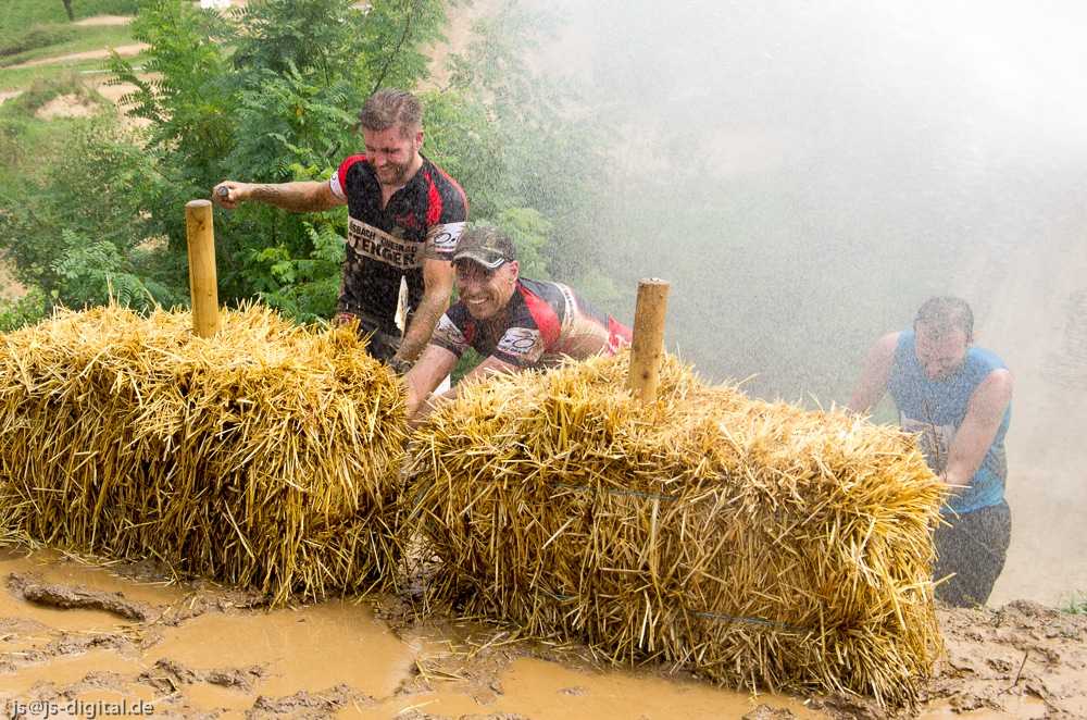 Rats Runners Goldbach 2014 Hindernis mit Feuerwehrspritze