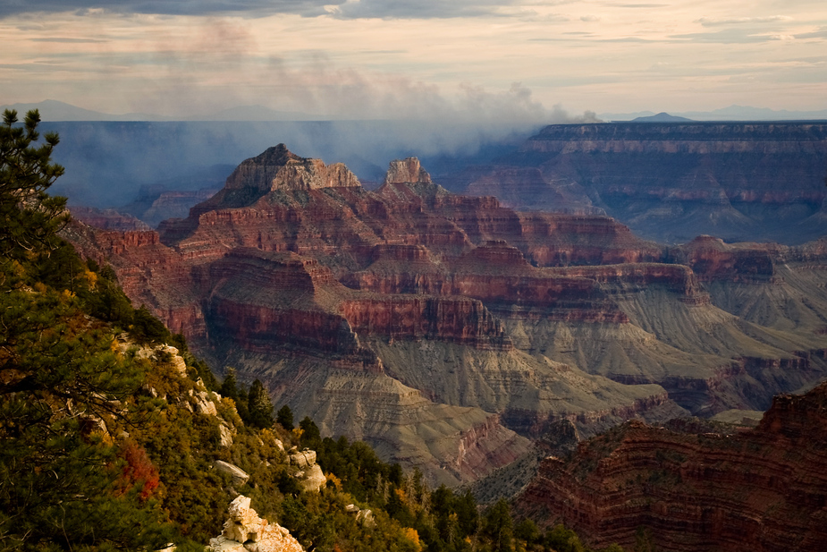 Rauch über dem Grand Canyon