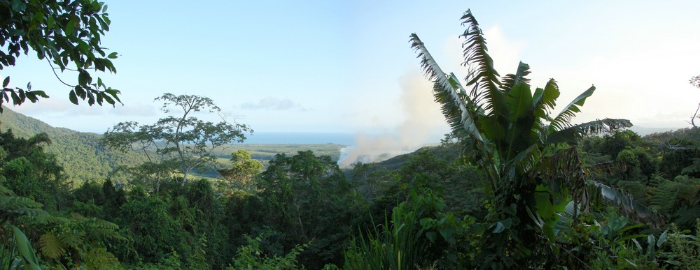 Rauch über der Mündung des Daintree. Alexandra Lookout, North Queensland