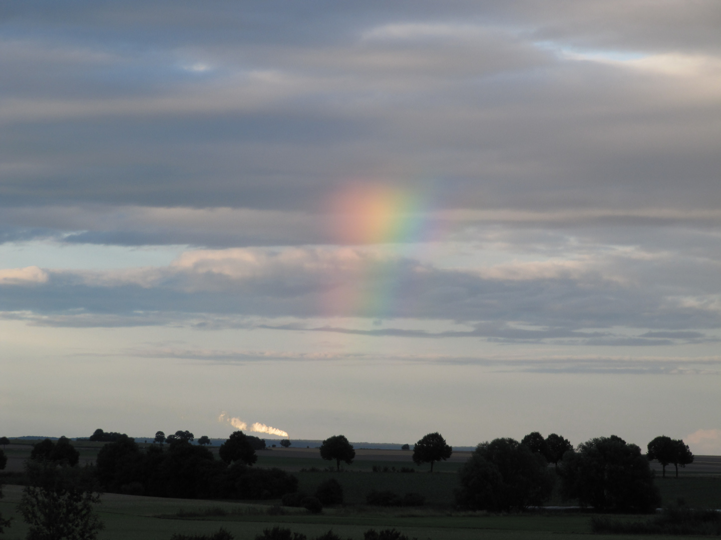 Rauch unter bunten Himmel