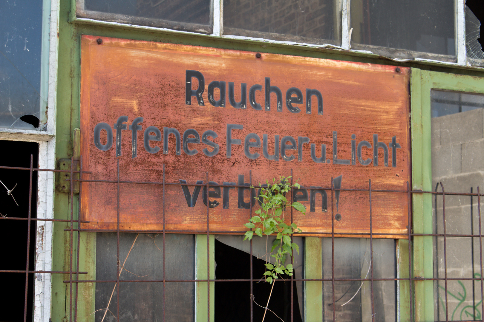 Rauchen offenes Feuer u. Licht verboten!