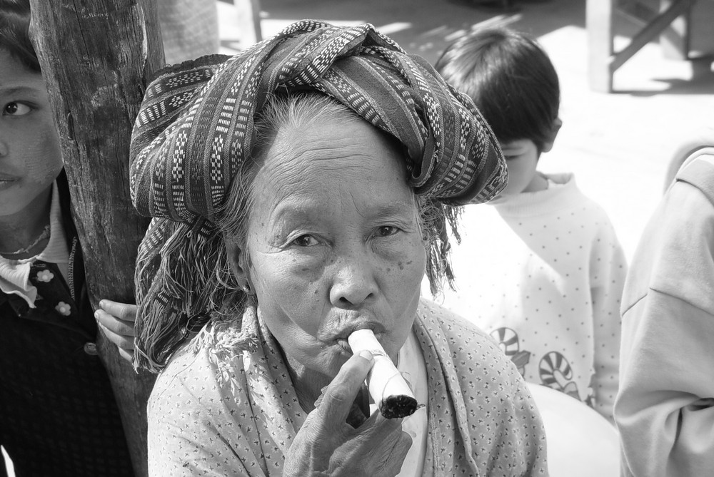 Rauchende Frau in Bagan