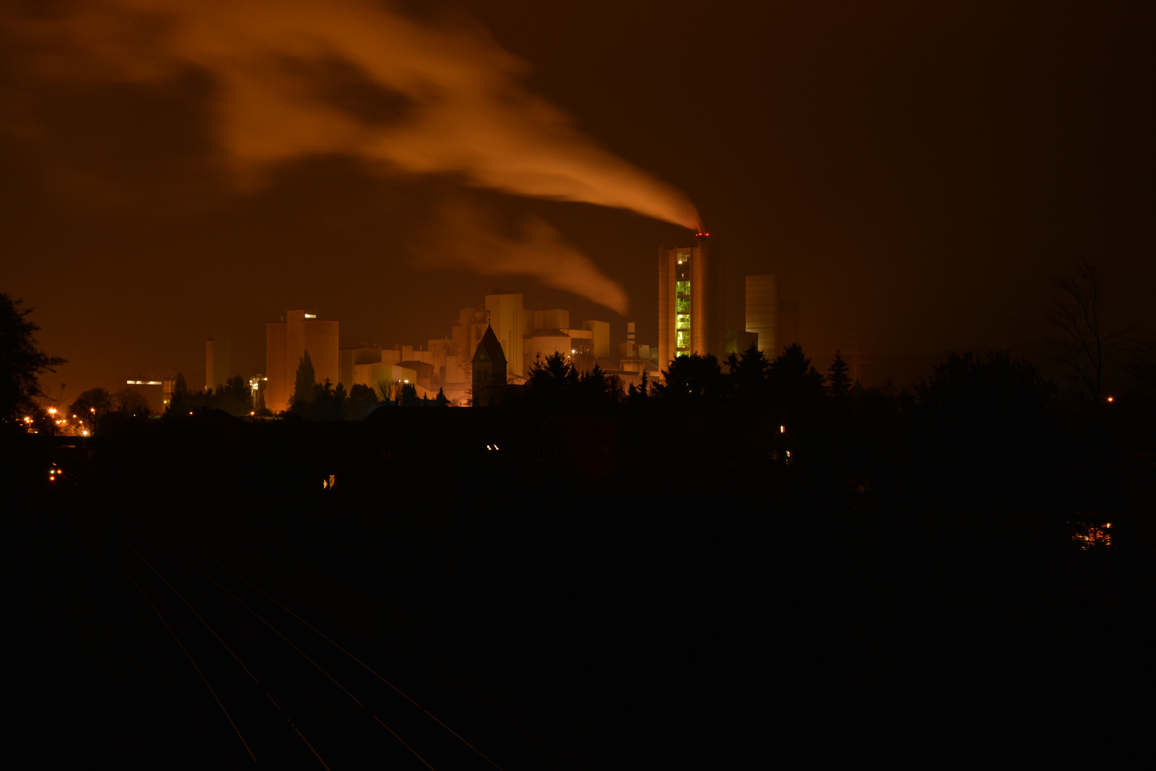 Rauchende Schlote bei Nacht