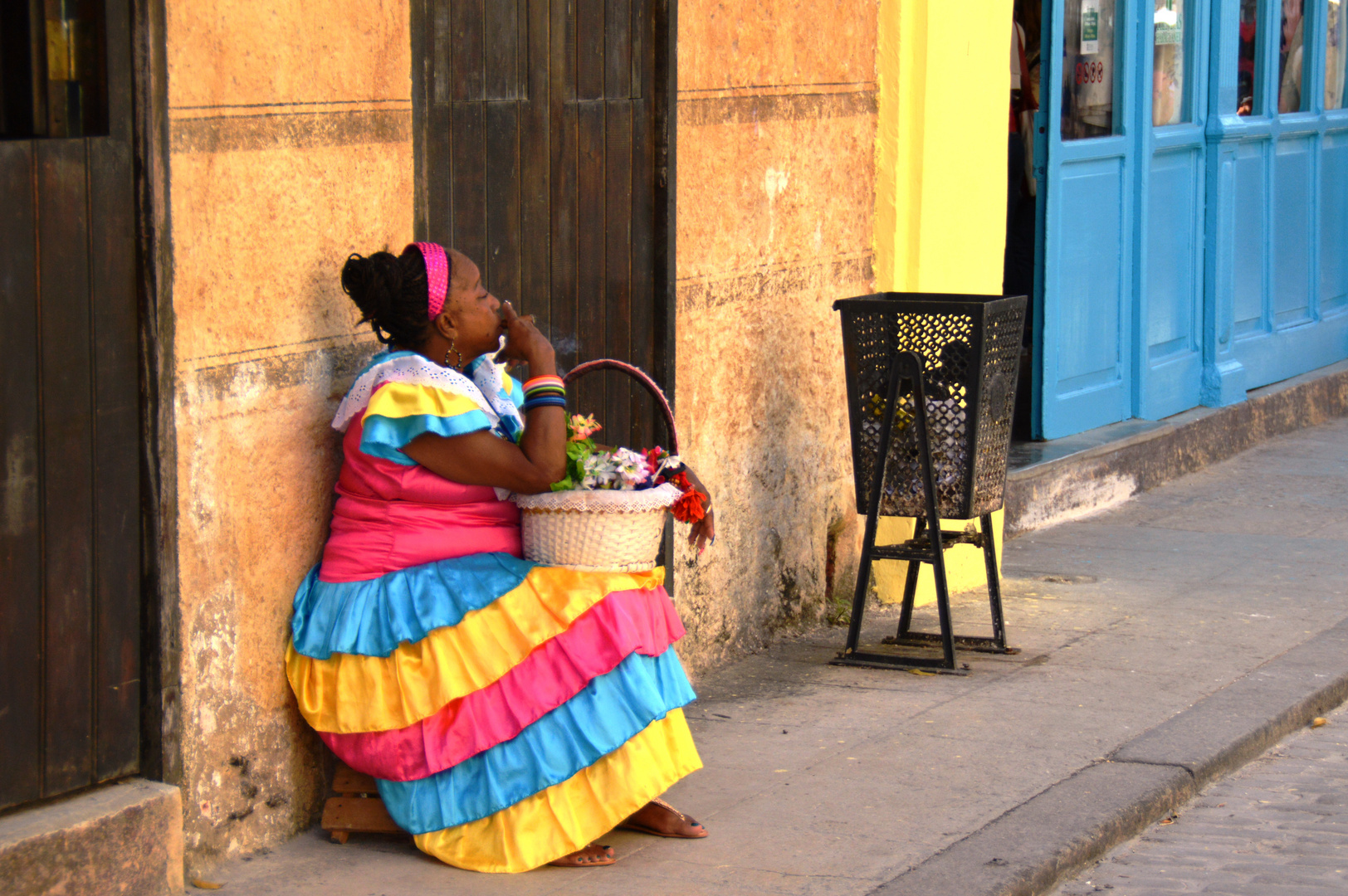 Rauchende Schönheit in den Straßen von Havanna, Cuba