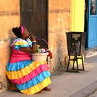 Rauchende Schönheit in den Straßen von Havanna, Cuba