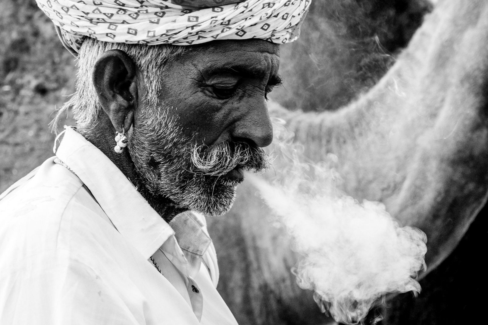 Rauchender Kamel Hirte auf der Pushkar Camel Fair