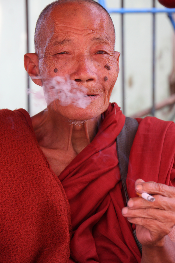 Rauchender Mönch