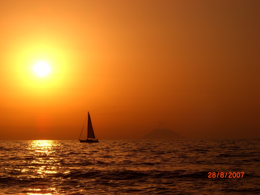 rauchender Stomboli 2 im Sonnenuntergang