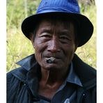 Rauchender thailändischer Bergbauer