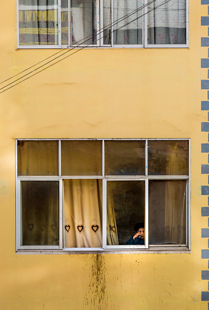 Raucher im Fenster