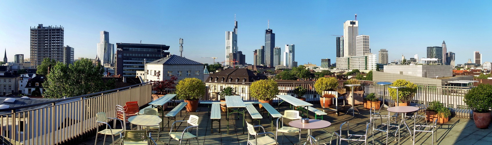 Raucherterasse mit Blick auf die Skyline