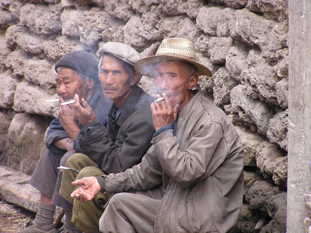 Rauchertrio im Naxidorf unweit Zhongdian (China)