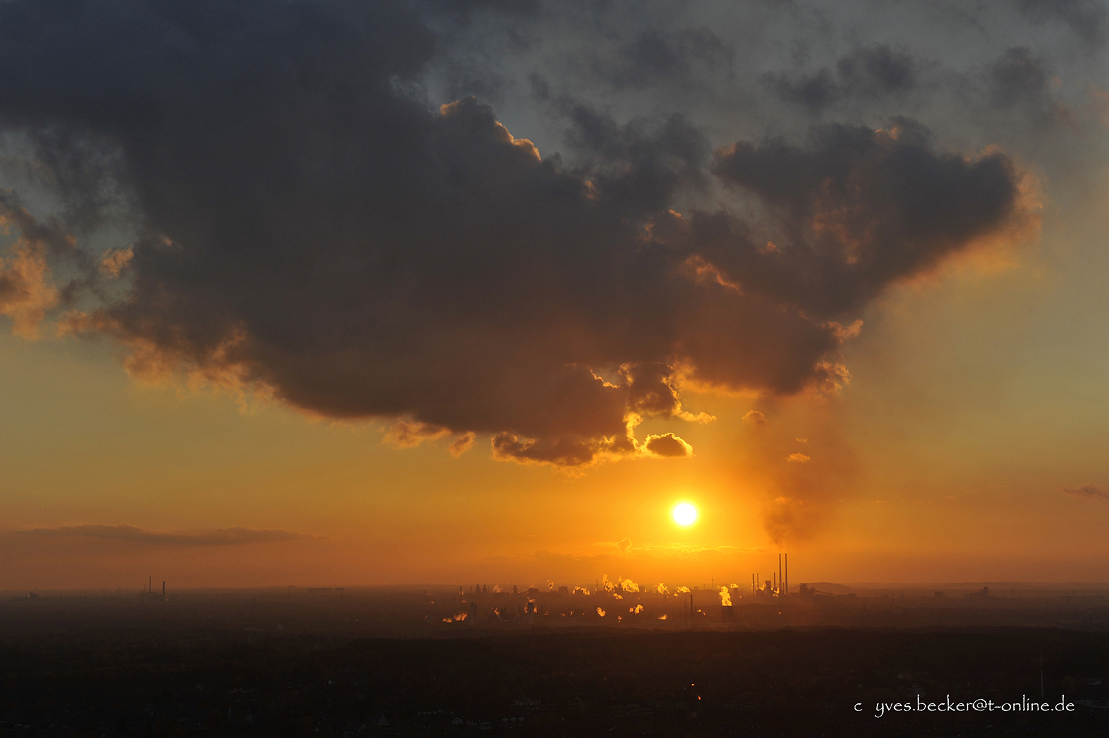 Rauchfahnen des Ruhrpotts von Halde Haniel