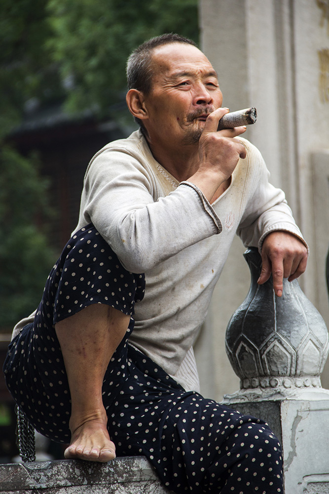 Rauchgenuss im Park von Louyang (China)