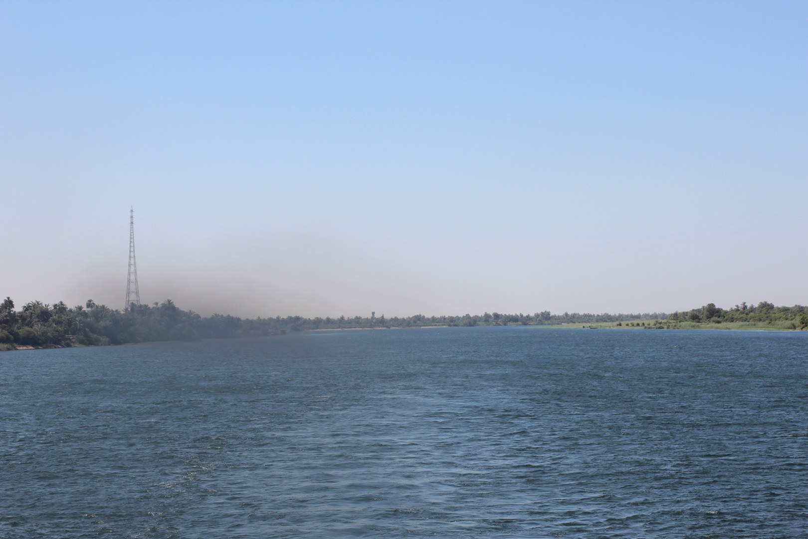 Rauchwolken hinter dem Schiff