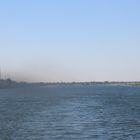 Rauchwolken hinter dem Schiff