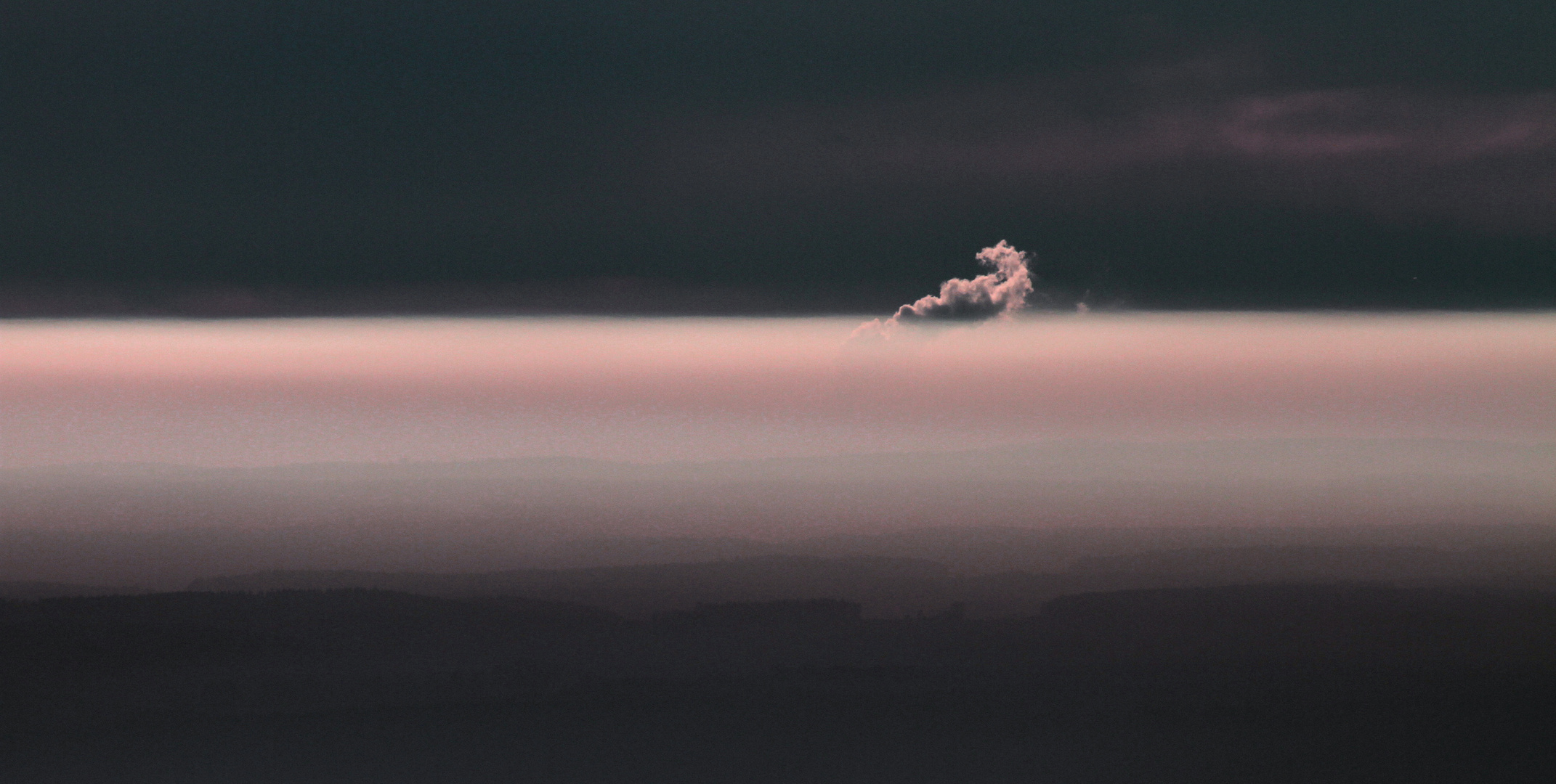 rauchzeichen über den wolken