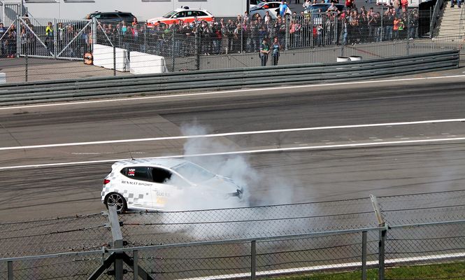 RauchZeichen World Series by Renault .2015