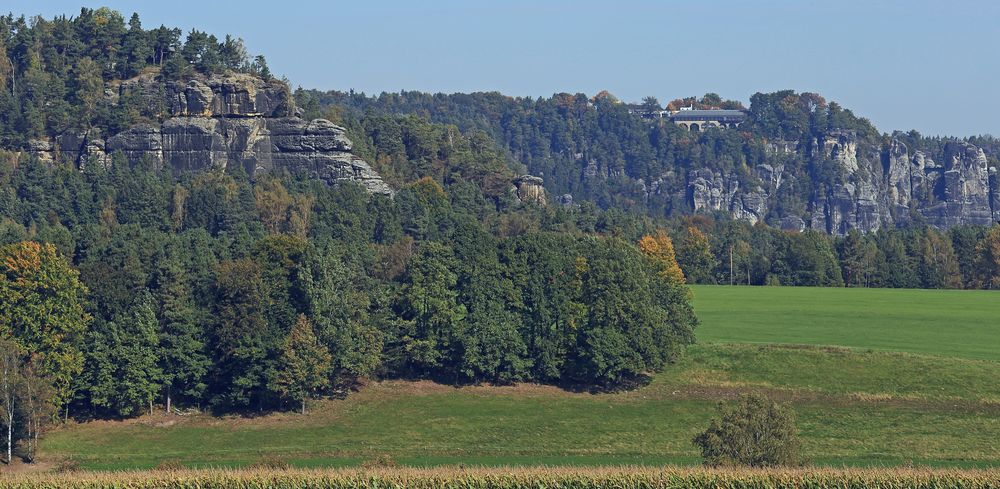 Rauenstein, Nonnenfelsen und Bastei auf der anderen Elbseite