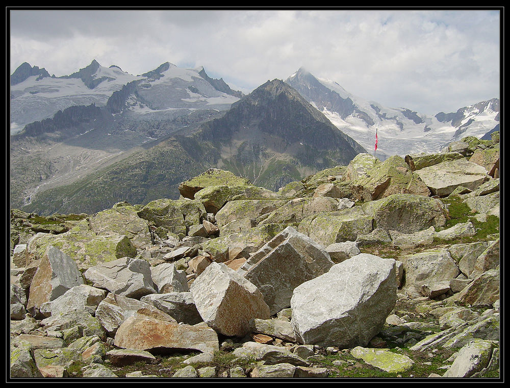 Rauhe Bergwelt am Aletschgletscher